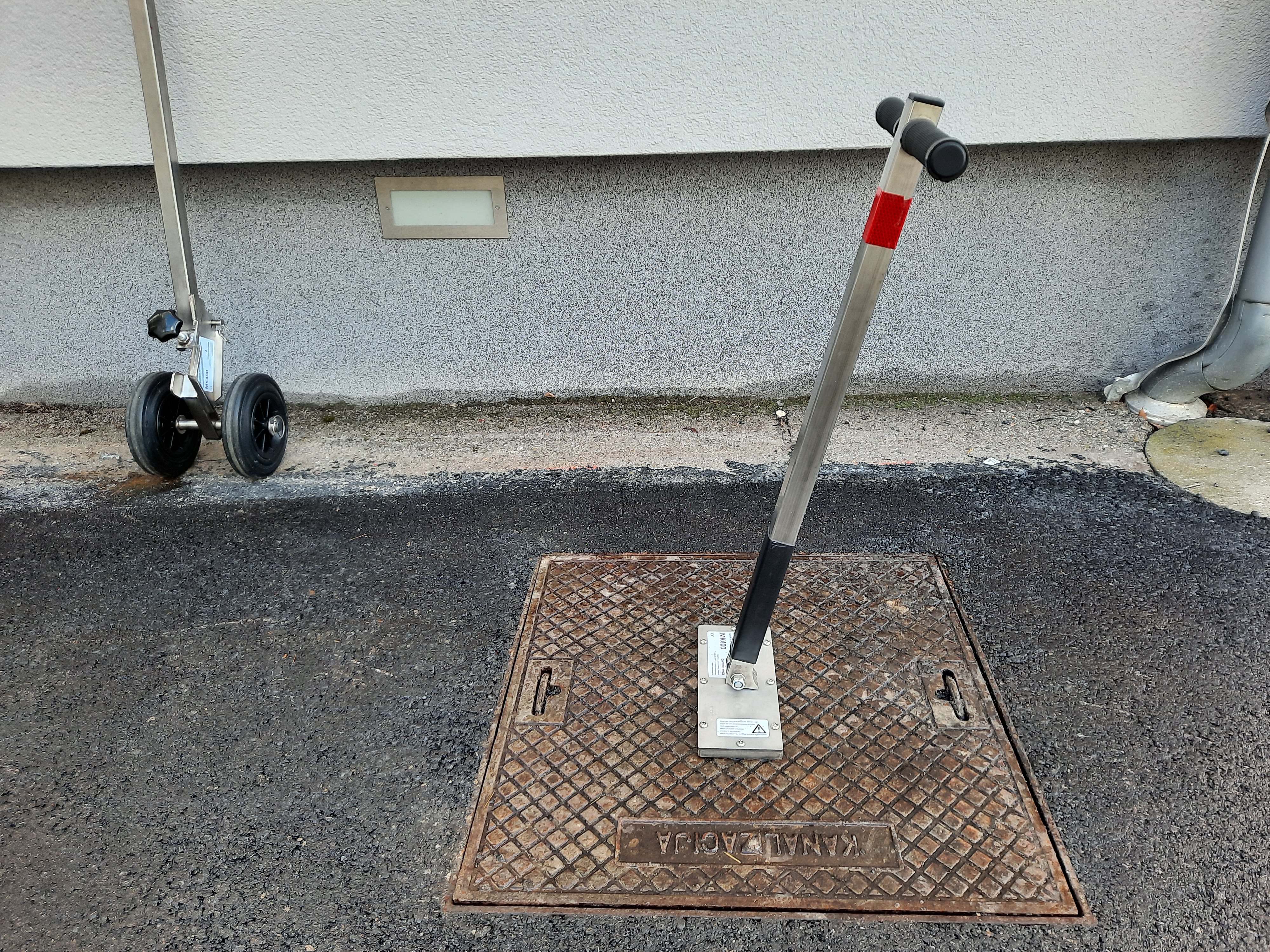 Questo strumento rende particolarmente agevole il sollevamento di chiusini grazie ad un magnete / The magnet allows an easy lift of the manhole cover.