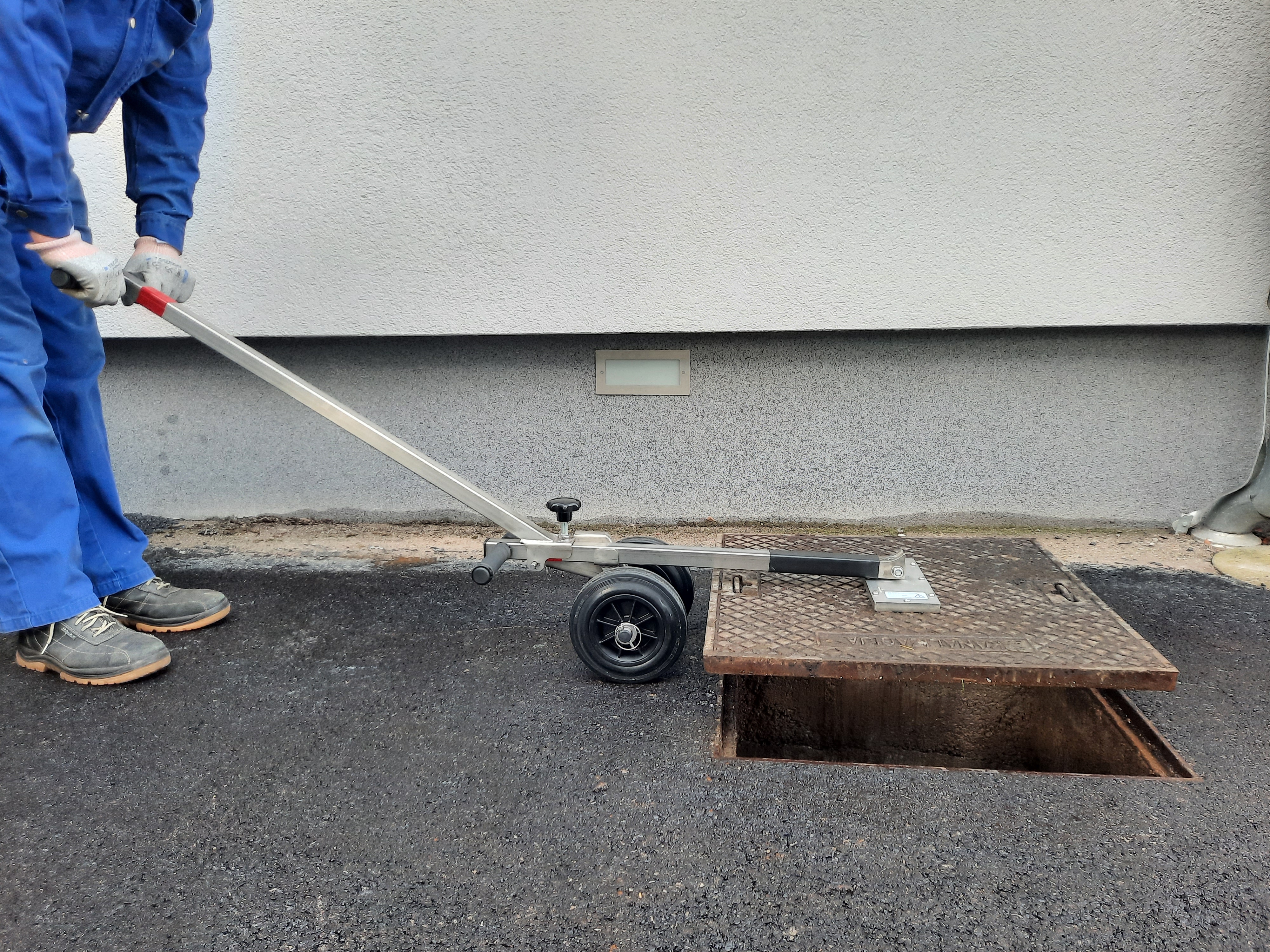 Questo strumento rende particolarmente agevole il sollevamento di chiusini grazie ad un magnete / The magnet allows an easy lift of the manhole cover.